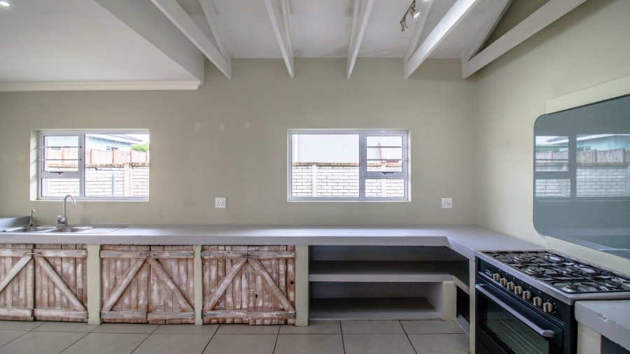 6 Bedroom Property for Sale in Kidds Beach Eastern Cape